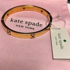 Spot the spade studded hinged bangle